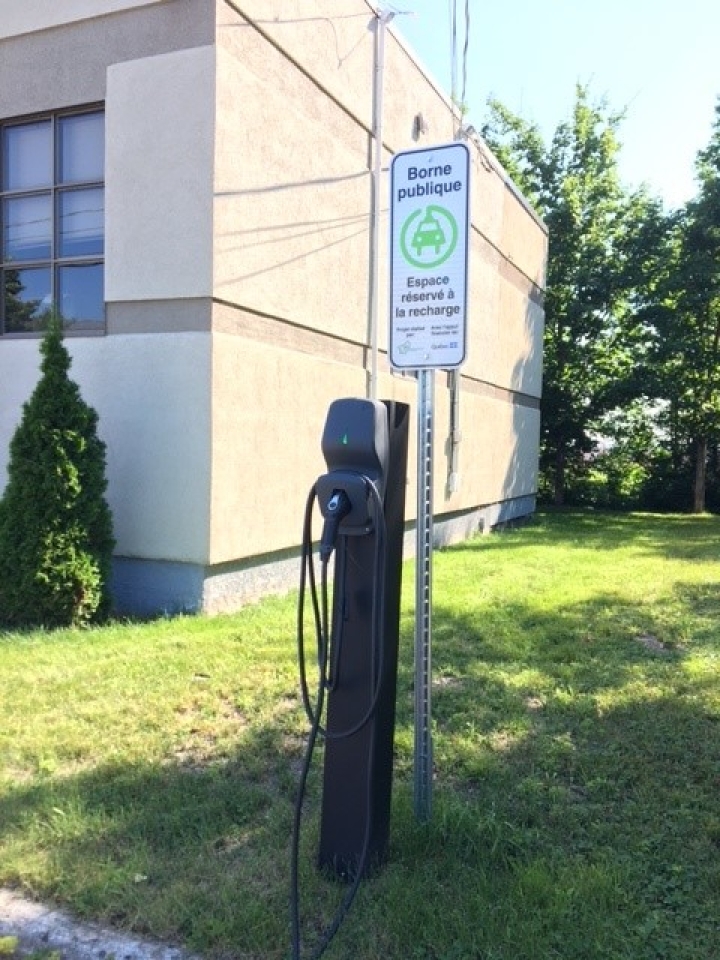 Borne de recharge pour véhicules électriques