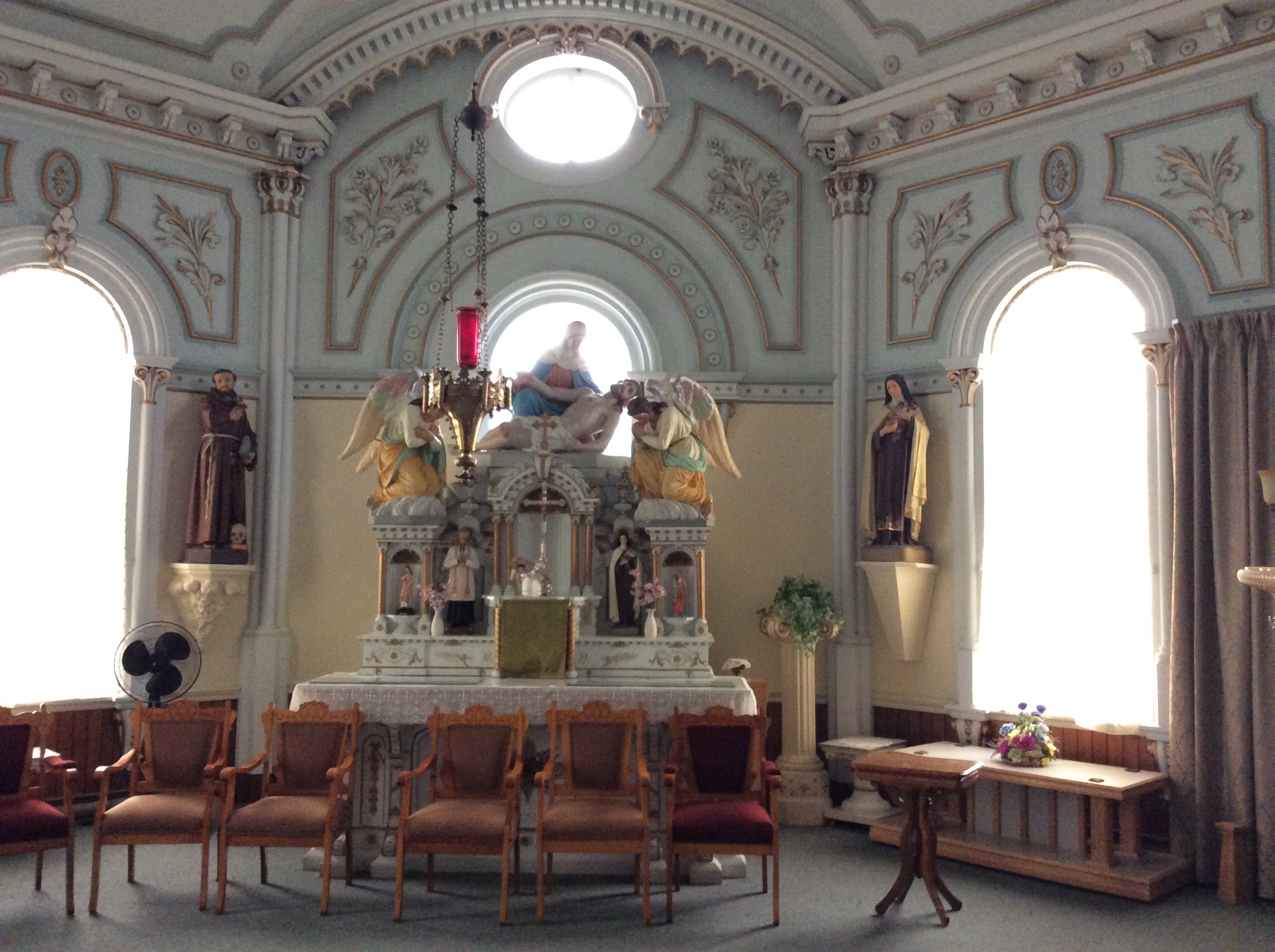 La sacristie, transformée en salon funéraire
